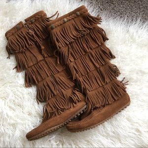 Minnetonka Tall Fringe Boots 🖤